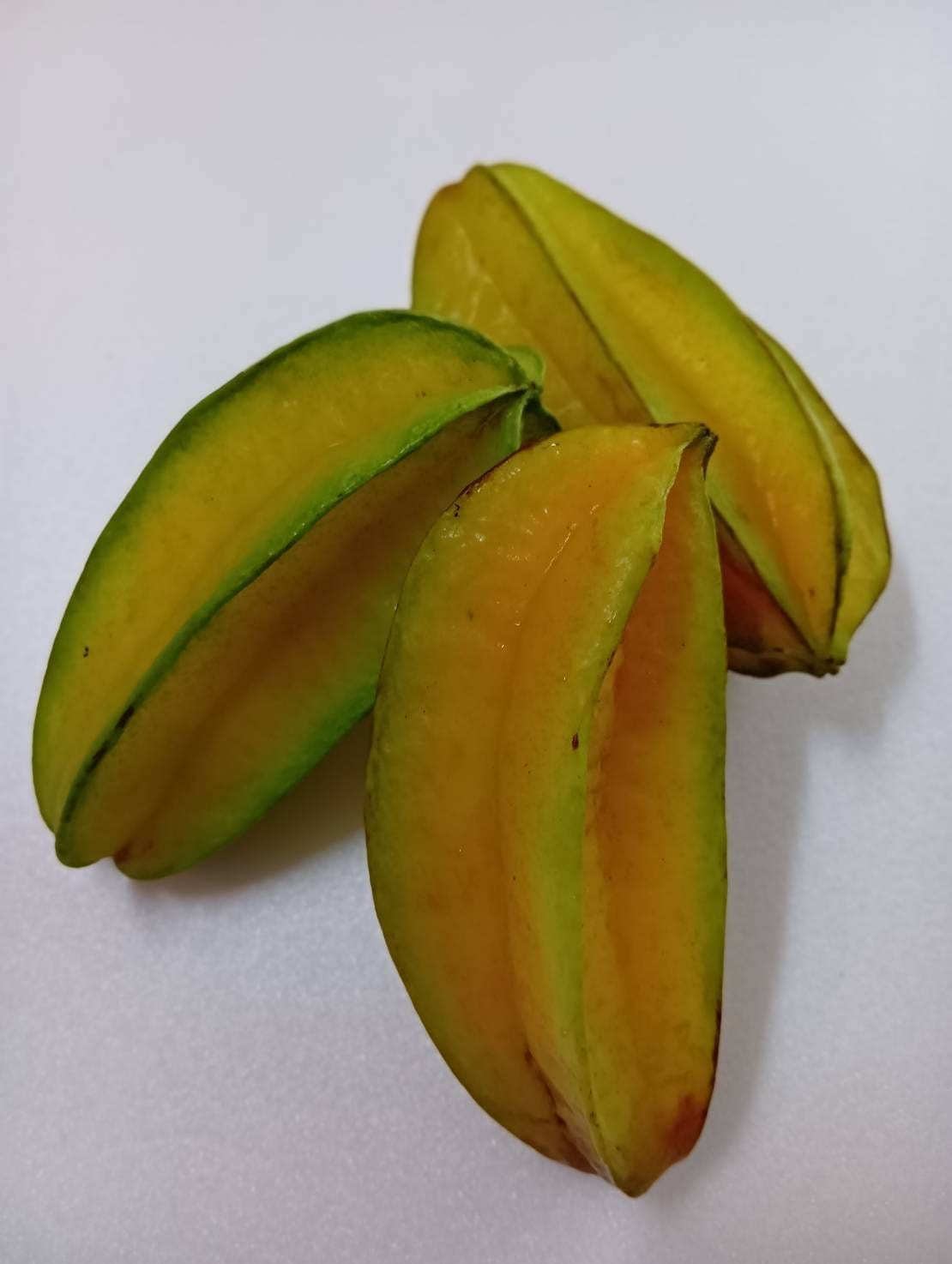 黄色く色づいたスターフルーツの実